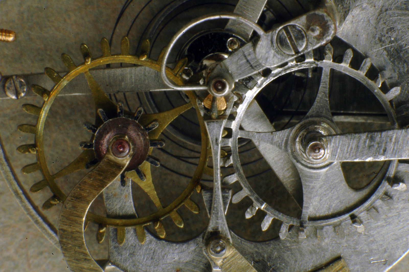 Breguet invented the échappement naturel, so called because the impulses are delivered directly to the balance wheel, eliminating the need for oil. Shown here is an early configuration of the échappement naturel in the half-quarter repeating pocket watch No. 1135 where the escape wheels are geared together and feature vertical teeth with which they are locked and unlocked by the lever in the middle (Image: Wikipedia)